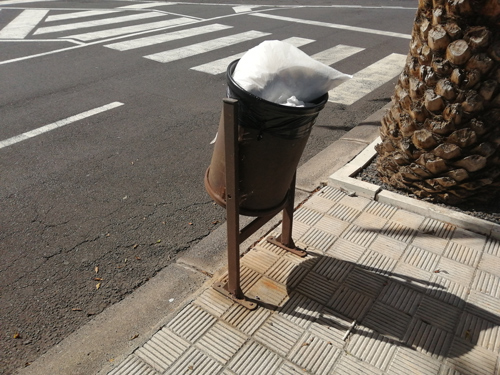 Muelleimer mit Zebrastreifen